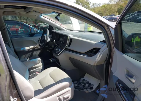 2015 Toyota Sienna Xle 8 Passenger z USA, uszkodzony, nr VIN 5TDYK3DC5FS602417